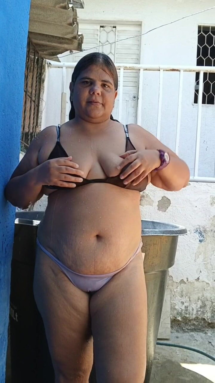 Adribella69: Bagno all'aperto ricco la mia vicina ama vedere il mio...