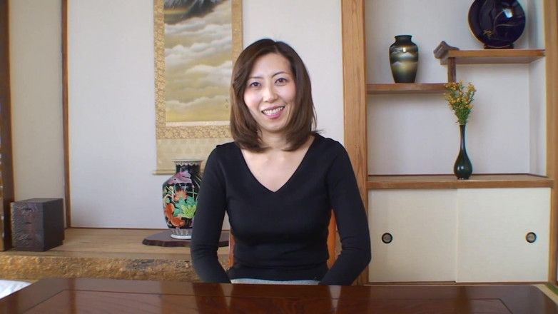 Asiatiques: Brünette asiatische milf strippt und zeigt, was sie hat