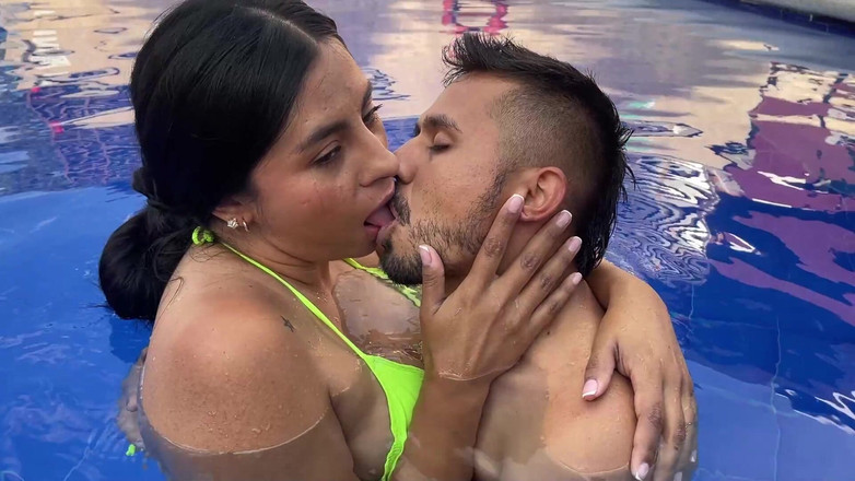 TommyMiller: Das Wasser bedeckt sie, während sie sich gegenseitig mit küssen...