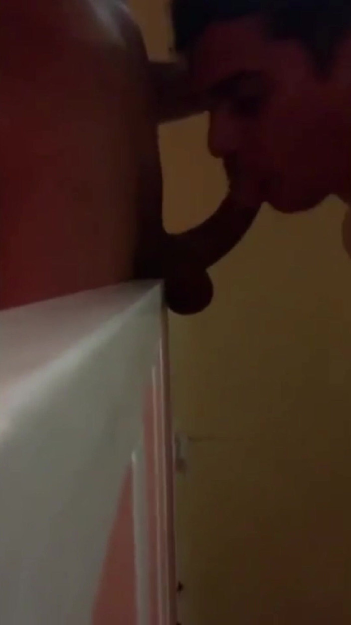 Leandro e Asafe: 家の門で隣人に渡す