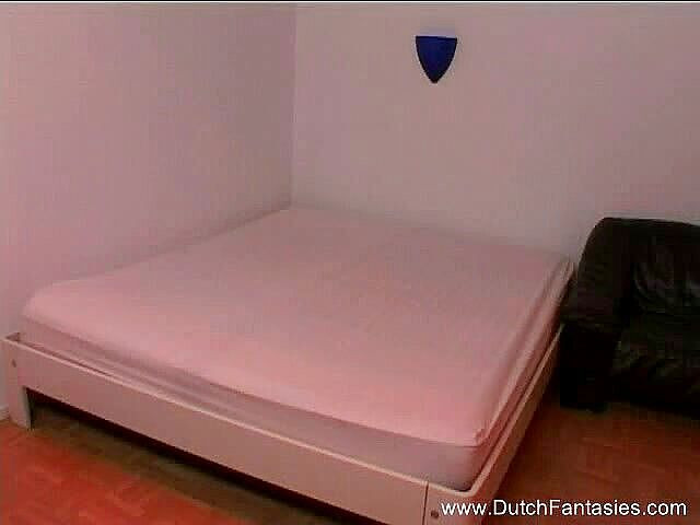 Dutch Fantasies: Blonďatá teenagerka na vysokých podpatcích je ošukaná a vystříkaná