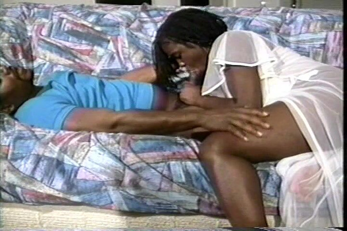 CBD Media Interracial: 家主と3Pをしている2人の巨乳アフリカ人