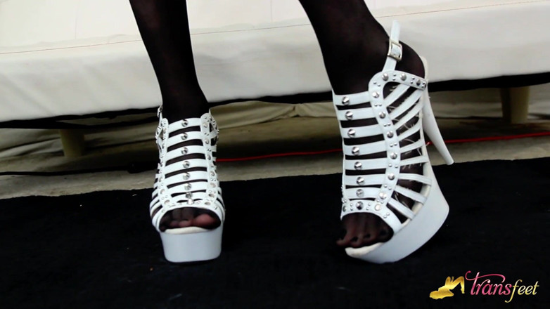 Trans and Cross-Dressers Feet: Stefani Special in collant e tacchi alti