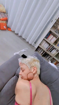 자, 누워서 네 자지를 꺼내서 내 질과 엉덩이를 찔러 줘