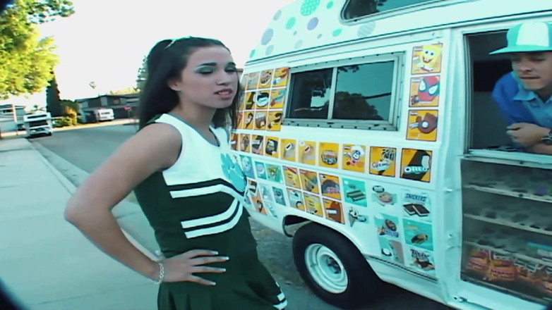 FapFlare: 啦啦队长考特尼詹姆斯被冰淇淋男人明确地性交和颜射