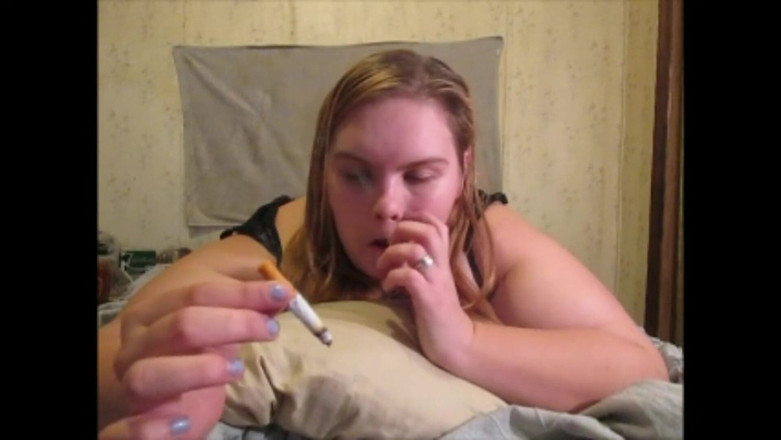 Fat House Wife: Şişman çirkin kaltak burnunun içinden sigara içiyor!