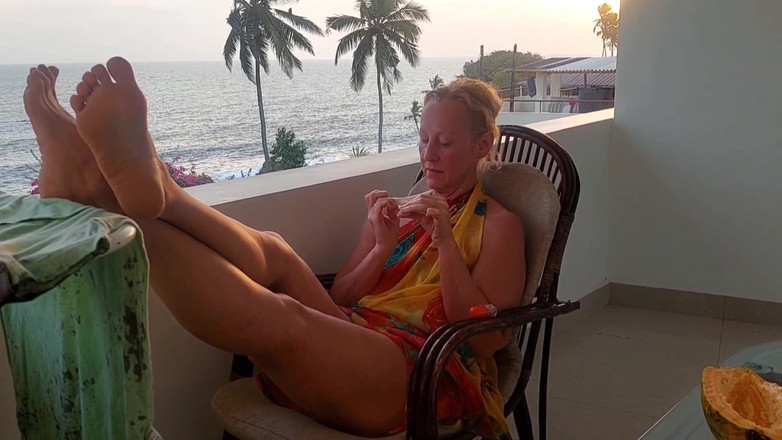 Selena701: Istri Dewasa Pirang Amatir Menikmati Seks Telanjang