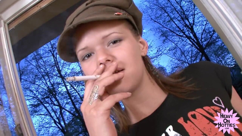 Heavy on Hotties: Lange en magere tiener rookt een sigaret