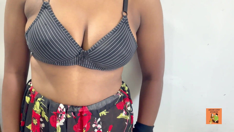 Aathiyaa: Indická sexy žhavá nadržená dívka ukazuje svou růžovou kundičku příteli