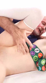 68 yaşındaki doktor sarışın tatlı kızın doğurgan deliğini dolduruyor