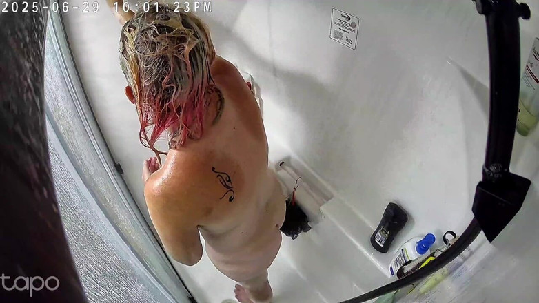 KittieNoOne: PAWG MILF złapany pod prysznicem