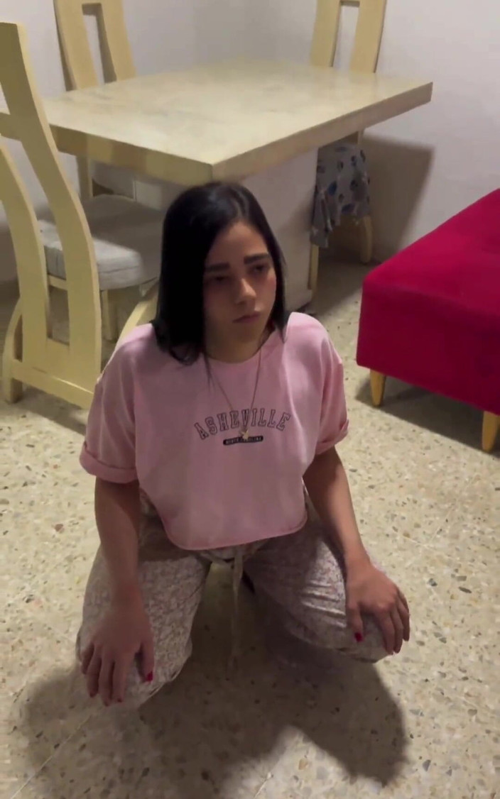 Crisanto999: 彼女の最初のポルノの18歳の女の子