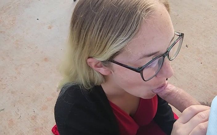 Mama_Foxx94: Ao ar livre rapidinha: beleza do vestido vermelho dá um...