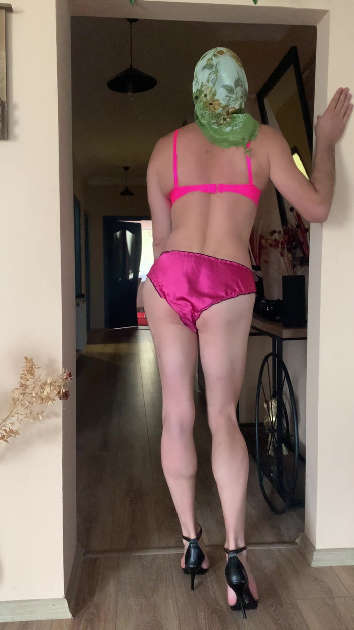 cd_aysemmm: Îl aștept pe băiatul care livrează pizza, sper să mă...