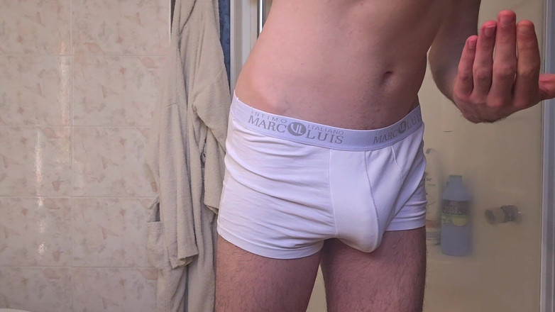 eighteentwink: 我撸管我的19岁毛茸茸的油腻鸡巴，以在我的腹肌上射精