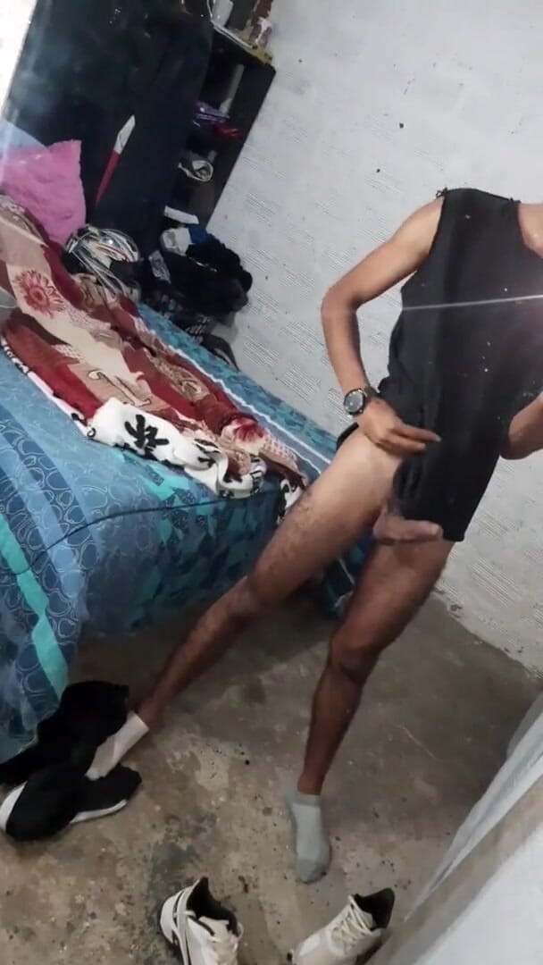 vergar4_daviid: Mladý muž je nadržený při svlékání před zrcadlem