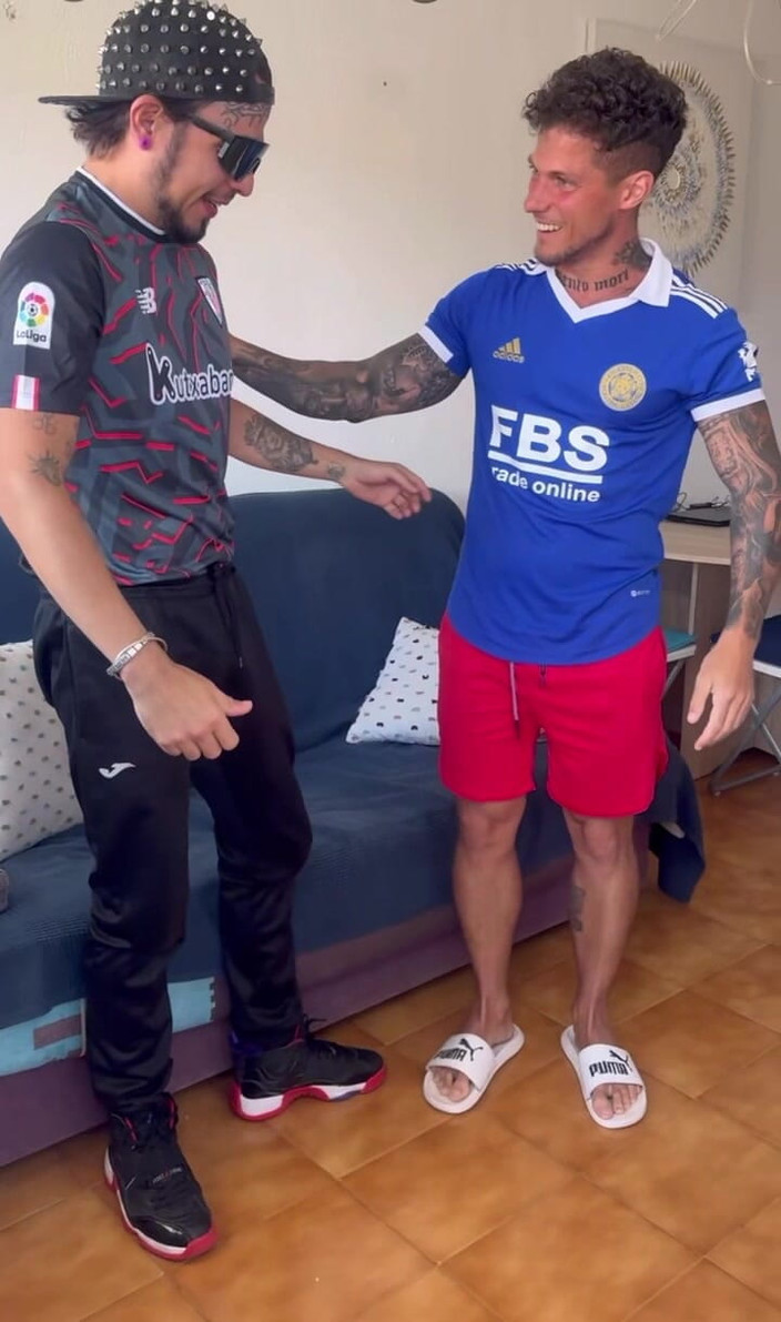 BoyGym: 彼がサッカーの試合を見に来て、僕のチンポでゴールを決めたんだ