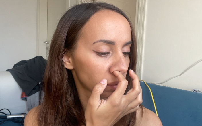 Pantera Nika: スマホをチェックしながら鼻をほじる