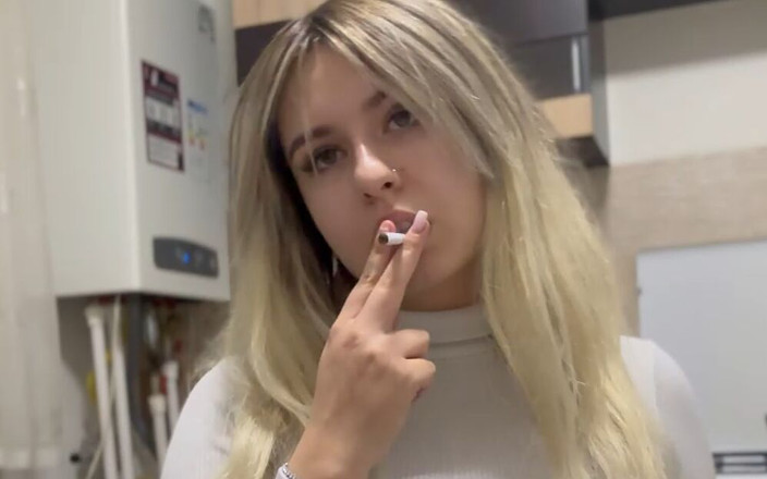 NipsAndStrips: 19 anni latina fuma