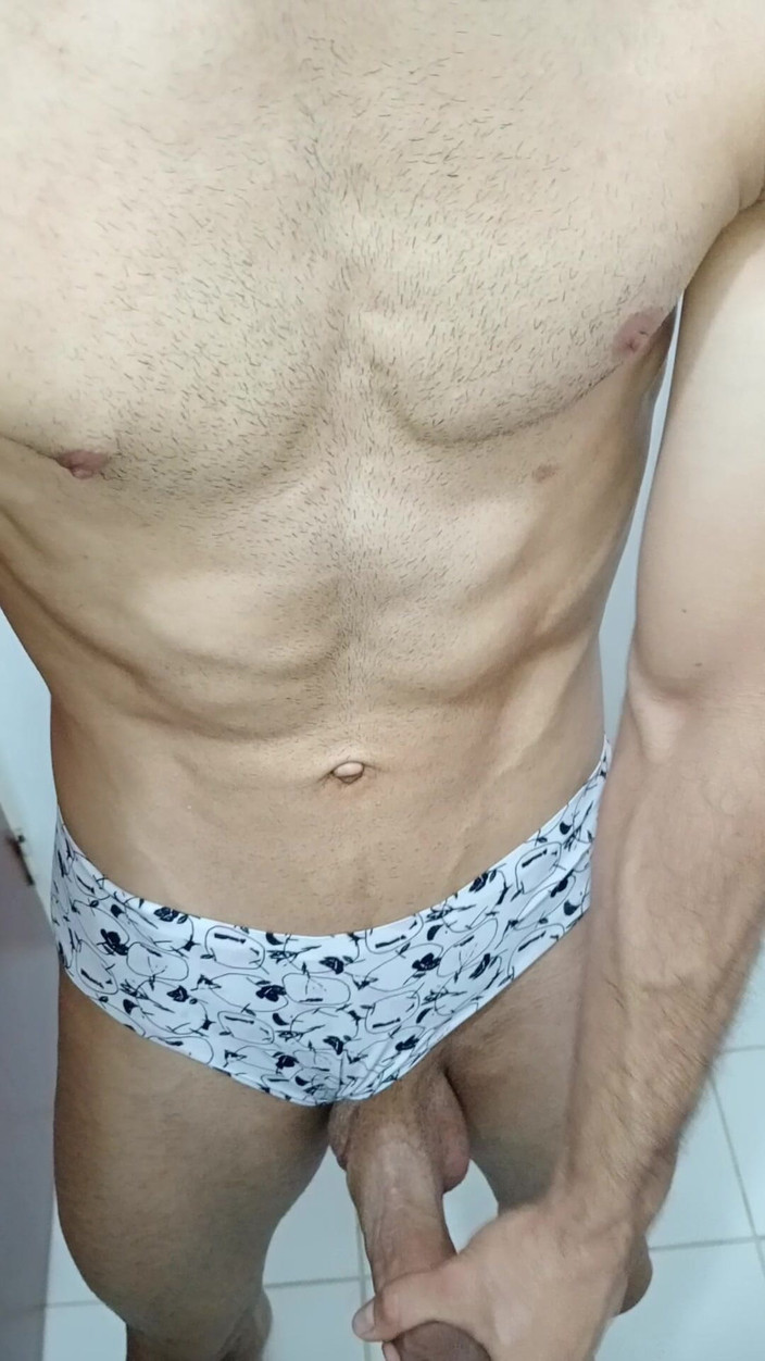 Rey rey: J’adore le sperme dans ma bouche, la langue longue, baiser,...