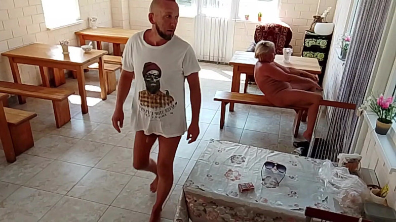 Crazyfamily 1970: 벌거벗은 웨이트리스가 따먹히다