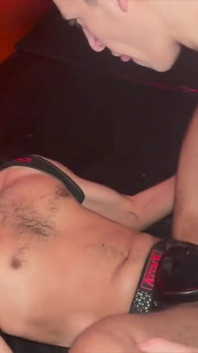 Daniel Richards lurus digunakan mentah oleh Alex Loob