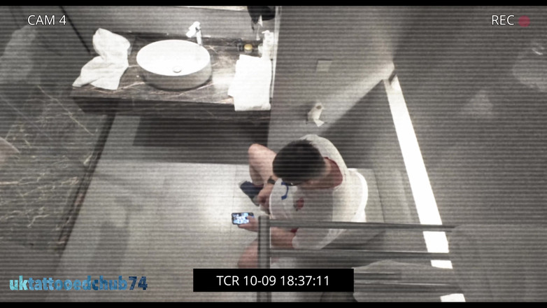 uktattooedchub74: Dopo la partita sega e sborrata in bagno