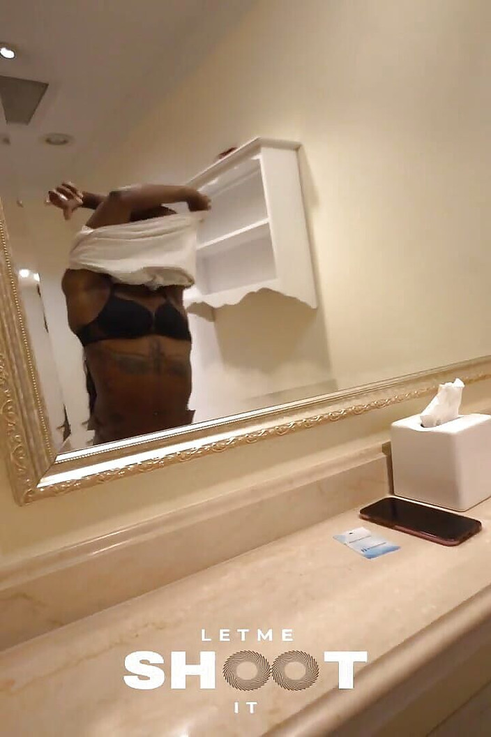 LOLA BLACK XXX: Nero xxx si scopa la figa in una sauna di...