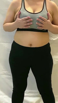 Sıkı taytlı ve spor sutyenli anne ile ateşli yoga
