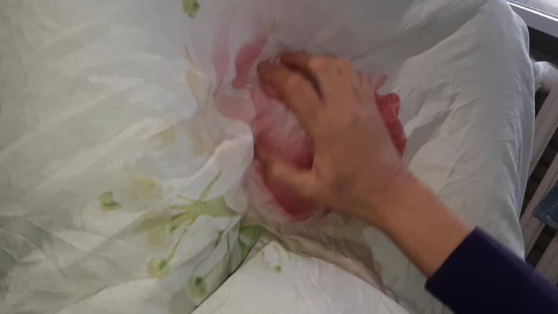 Lesbian-candys: Teman sekamar kami yang pemalu membangunkan kami dengan jilat memek,...