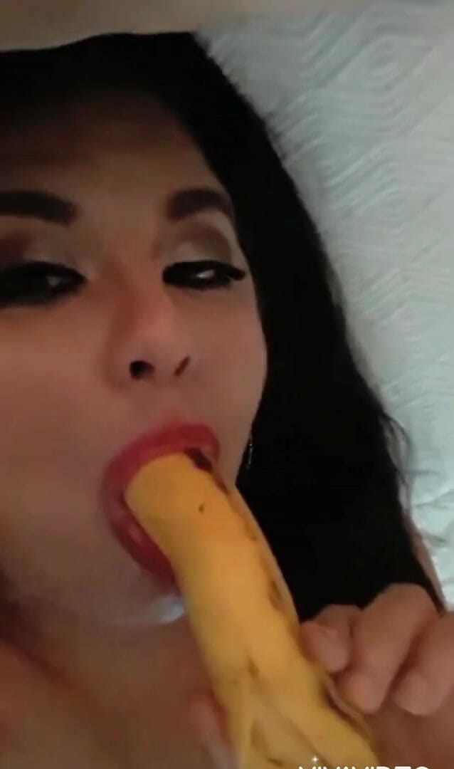 Miss Madii: Miss Madii banana blow job NO AUDIO
