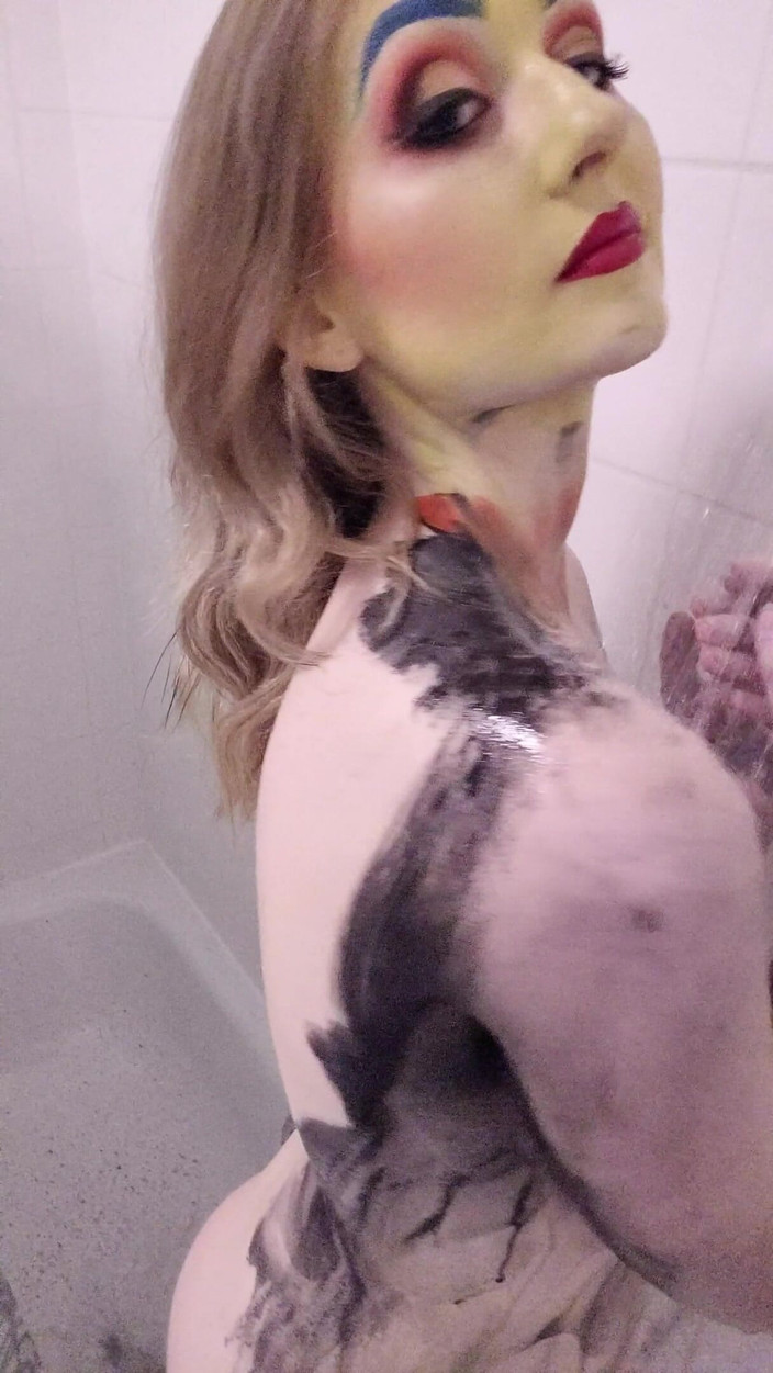 Em Yang: Kostlivec bodypaint sprcha a hra s kozy