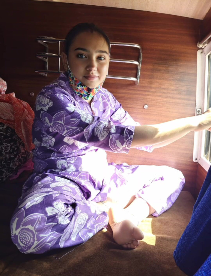 Khushboobhabi: バスの中で少女が少年にコンドームを渡した