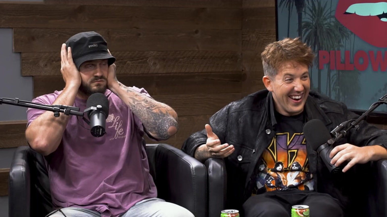 Pillow Talk: Karmen Karma stříká mateřské mléko na obličej (ve spolupráci s Harry...