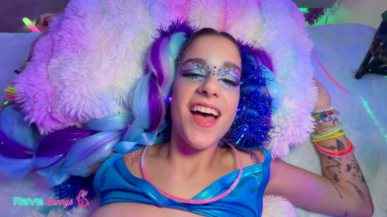 Rave Bunnys: Rave girl madison steel allarga le gambe per il cazzo...