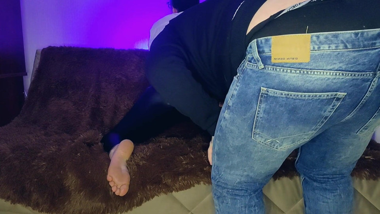 InnessaKiss: Verdorbene sekretärin verführt mit sexy füßen