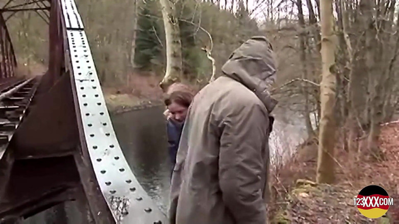 123XXX - Fucked Amateurs in Germany!: Süße brünette hat nichts dagegen, im regen zu lutschen und...