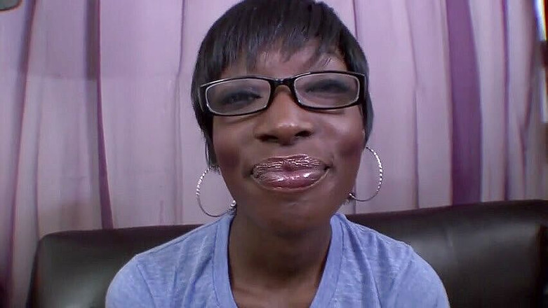 Oral Pleasures: Cewek kulit hitam dengan toket kecil menguras sperma kontol ngaceng...