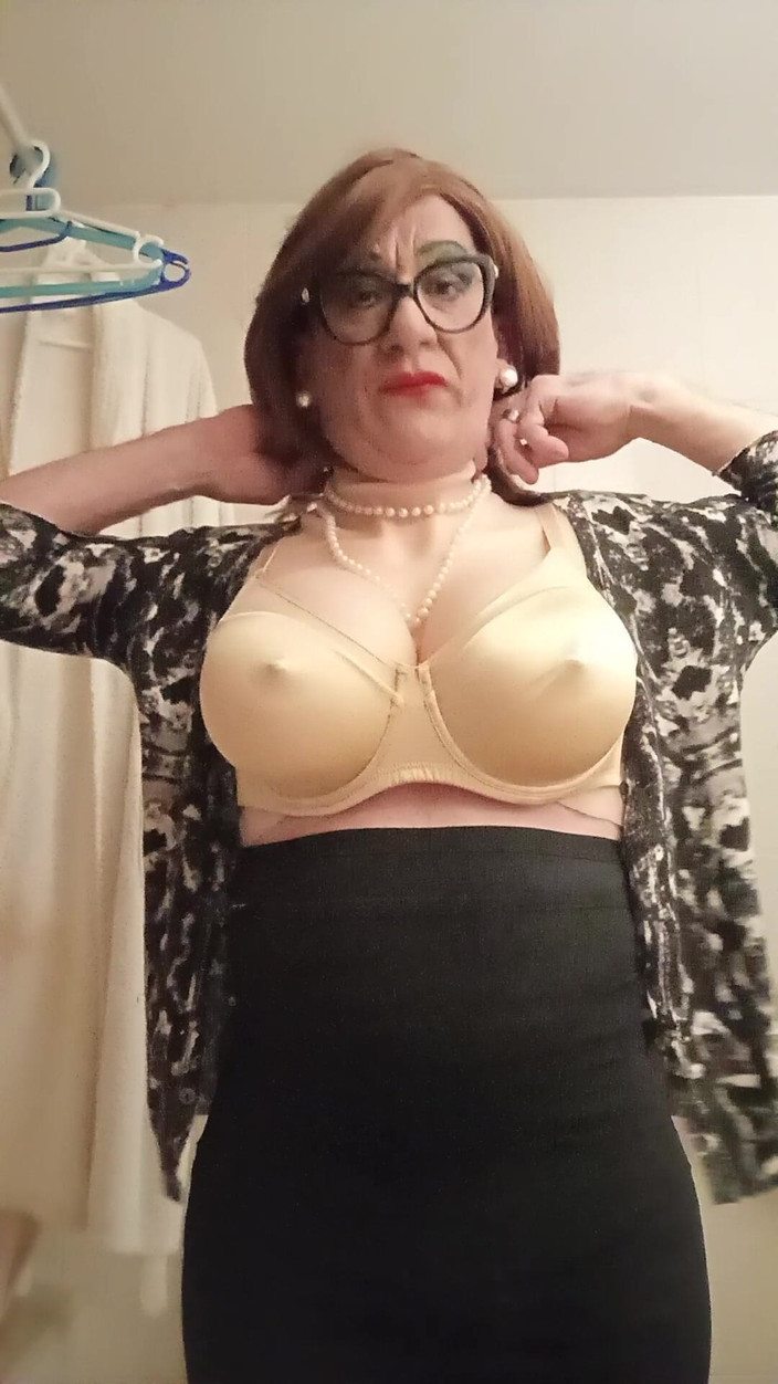 Yusti: 鏡の前で着替え