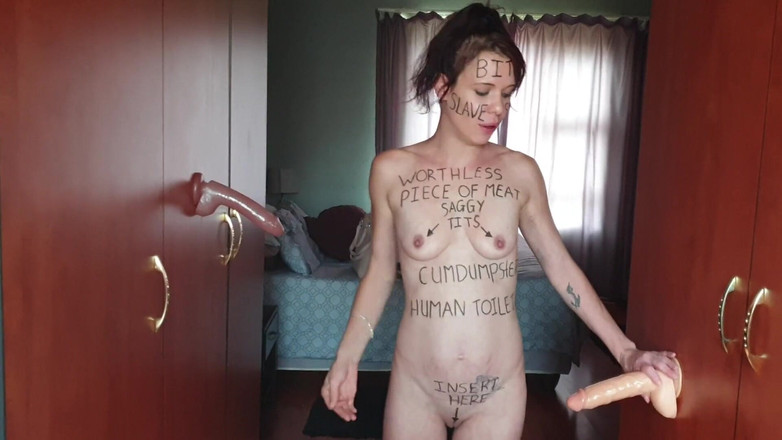 petite-mia: बॉडी राइटिंग के साथ लटके हुए स्तनों वाली चोदने लायक मम्मी अपने कामुक छेदों को भरने के लिए और फिर एक लंड चाहती है