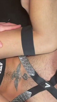 Echt heteroseksuele Spaans stemt ermee in om zonder condoom in zijn kont geneukt te worden door een homoseksuele Spaanse jongen, in een achterkamertje