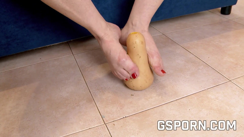 GS studio: Fetiche por pés com comida