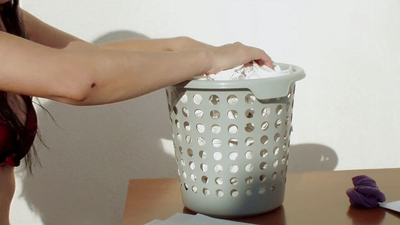 Spaingirl Natalie: Rozdrcení papíru