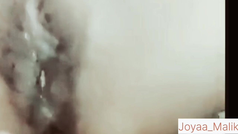 Joya Malik: 소파에서 섹시한 여친을 따먹는 남자 XXX 비디오