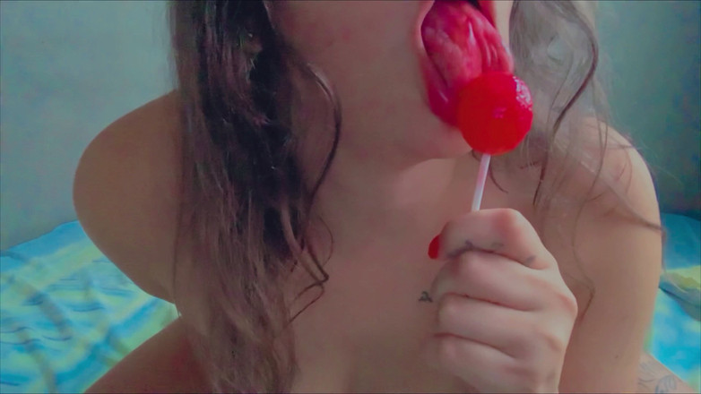 More Candy: Gadis manis lagi asik masturbasi pakai permen lolipopnya sampai orgasme...