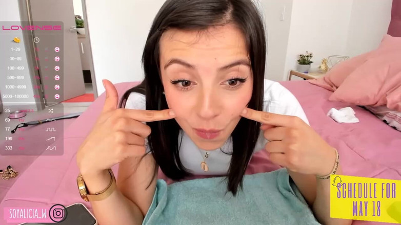 Cute Alice: Мила Аліса стає на коліна перед тобою, її обличчя обожнює твій член, робить тобі швидкий мінет і бере всю твою сперму в свій маленький рот.