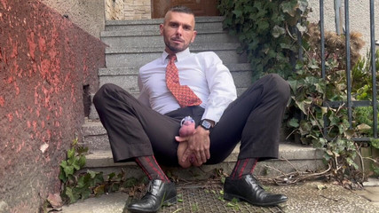 Werther1: Schlampe im angezogen spielt in geriffelter hose im freien mit...