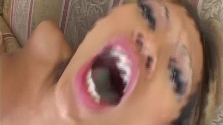 RetroTrashX: Tetona rubia milf tocada hasta gritando orgasmo en sofá