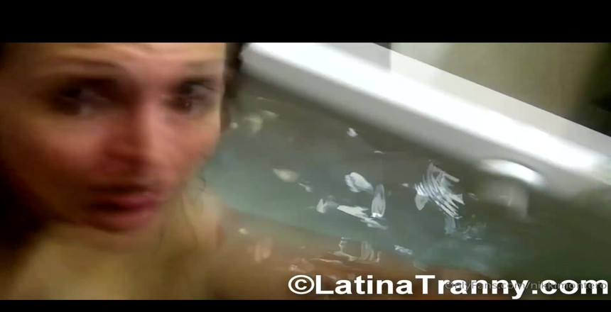 Nikki Montero: Nazywam się Britney! Dołącz do mnie w kąpieli!