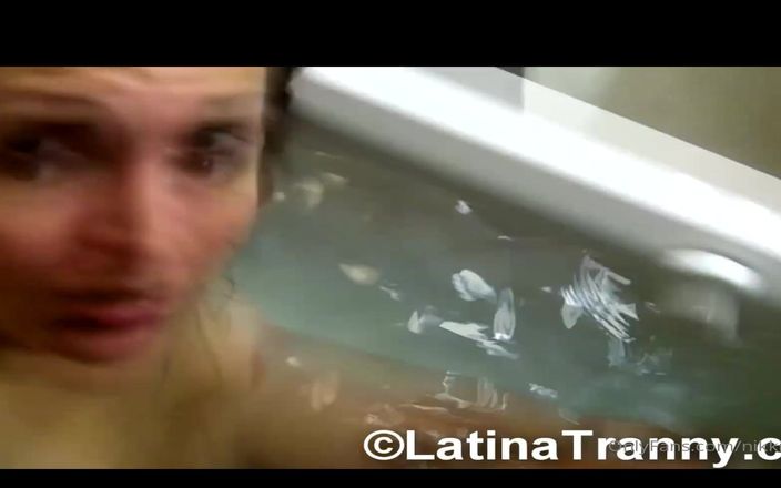Nikki Montero: मेरे नाम की Britney! मेरे साथ स्नान में शामिल हों!